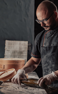 Шеф-кухар Влад готує тісто для майбутньої випічки